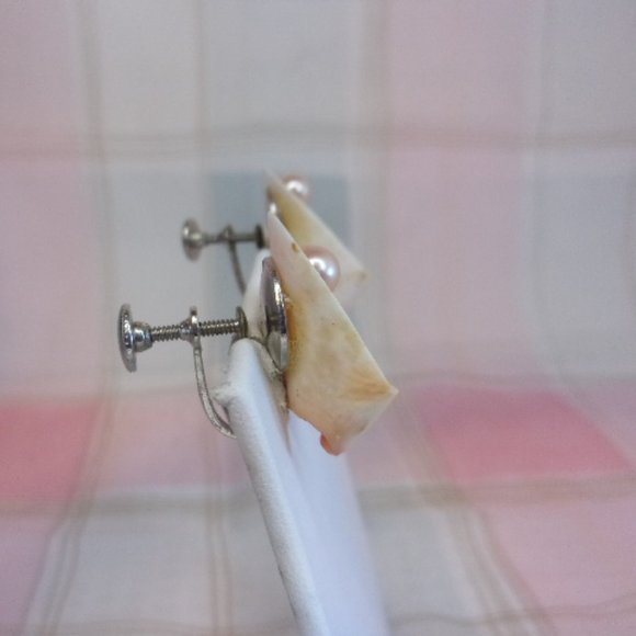 Vintage Cut Shell Faux Pearl Screw Back Earrings - Picture 3 of 5